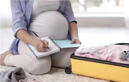 maman qui prépare sa valise