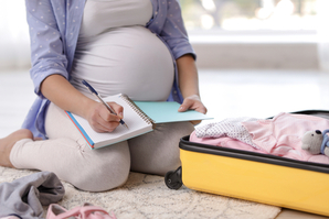 maman qui prépare sa valise